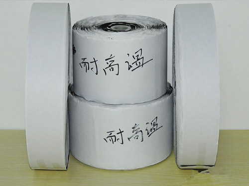 深圳市瑞鴻富科技有限公司耐高溫背膠魔術(shù)貼 背膠魔術(shù)貼是指在普通魔術(shù)貼和特殊魔術(shù)貼帶子本身的基礎(chǔ)上，經(jīng)過(guò)高溫背膠熱熔機(jī)，將膠水熔解在普通魔術(shù)貼和特殊魔術(shù)貼帶子的背面，再貼上一層油性離型紙，就是成品的背膠魔術(shù)貼。 1.背膠魔術(shù)貼有分普通的熱熔膠水，其熔化點(diǎn)較低，適合低溫環(huán)境和冬季使用，其粘著力一般，持有力也比較一般； 2.另一種是耐高溫?zé)崛勰z，熔化點(diǎn)較高，適合夏季和一些高溫機(jī)械上使用，粘著力比較強(qiáng)，粘著后的持有力也比較強(qiáng)； 3.還有一種為背膠產(chǎn)品，即利用膠裁剪成相應(yīng)規(guī)格粘附魔術(shù)貼產(chǎn)品背面，屬于相對(duì)特殊高檔的加工產(chǎn)品！ 深加工分為幾種，最常見(jiàn)的是25米/卷或者50碼/卷直接出貨的，還有是加工切片，按客戶(hù)要求切成一定長(zhǎng)度的尺寸，再有是沖型，也是按客戶(hù)要求進(jìn)行沖型，也有按照復(fù)合工藝的背膠方式，類(lèi)似大家所常見(jiàn)的背靠背等，還有是有些客戶(hù)要不規(guī)則的寬度時(shí)就需要用分條，把較寬的材料分條成客戶(hù)要求的寬度，有一些還需要分條后再加工切片等等深加工