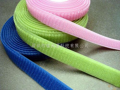 深圳市瑞鴻富科技有限公司是集于研發(fā)生產(chǎn)尼龍粘扣帶魔術貼、射出勾魔術貼、蘑菇頭魔術貼、細軟勾魔術貼、勾毛同體魔術貼、不抓毛魔術貼、發(fā)卷帶魔術貼、高周波電壓魔術貼、阻燃型防火魔術貼、背靠背粘扣帶,魔術貼捆綁帶,魔術貼扎帶、背膠沖型魔術貼、松緊彈力魔術貼、3M魔術貼、魔術布/OK布、注塑袖口魔術貼、3D VR眼鏡頭帶、運動器材魔術貼、醫(yī)用魔術貼、數(shù)據(jù)線收納皮扣、研磨片魔術貼、特殊魔術貼等產(chǎn)品為粘扣扎帶提供最好的解決方案定制加工的大型廠家之一