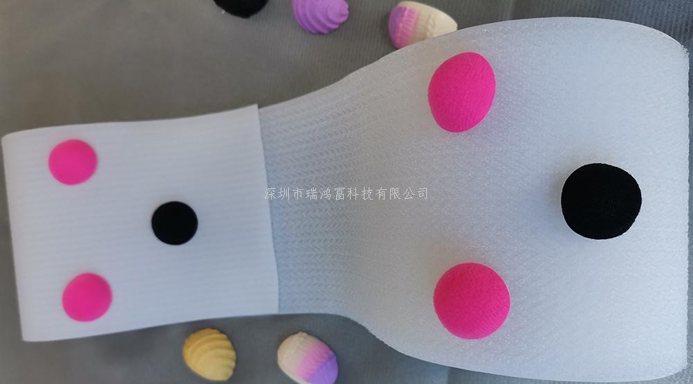 深圳市瑞鴻富科技有限公司是集于研發(fā)生產(chǎn)尼龍粘扣帶魔術(shù)貼、射出勾魔術(shù)貼、蘑菇頭魔術(shù)貼、細(xì)軟勾魔術(shù)貼、勾毛同體魔術(shù)貼、不抓毛魔術(shù)貼、發(fā)卷帶魔術(shù)貼、高周波電壓魔術(shù)貼、阻燃型防火魔術(shù)貼、背靠背粘扣帶,魔術(shù)貼捆綁帶,魔術(shù)貼扎帶、背膠沖型魔術(shù)貼、松緊彈力魔術(shù)貼、、3M魔術(shù)貼、魔術(shù)布/OK布、注塑袖口魔術(shù)貼、3D VR眼鏡頭帶、運(yùn)動器材魔術(shù)貼、醫(yī)用魔術(shù)貼、數(shù)據(jù)線收納皮扣、研磨片魔術(shù)貼、特殊魔術(shù)貼等產(chǎn)品為粘扣扎帶提供最好的解決方案定制加工的大型廠家之一