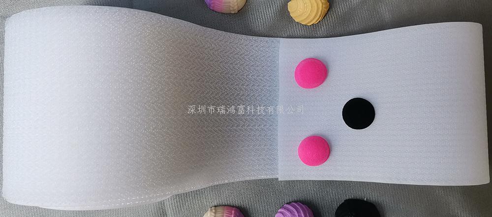 深圳市瑞鴻富科技有限公司是集于生產(chǎn)研發(fā)尼龍粘扣帶魔術(shù)貼，射出勾魔術(shù)貼，蘑菇頭魔術(shù)貼，細(xì)軟勾魔術(shù)貼，勾毛同體魔術(shù)貼，不抓毛魔術(shù)貼，發(fā)卷帶魔術(shù)貼，高周波電壓魔術(shù)貼，阻燃型防火魔術(shù)貼，背靠背粘扣魔術(shù)貼捆綁扎帶，背膠沖型魔術(shù)貼，松緊彈力魔術(shù)貼,, 3M魔術(shù)貼，魔術(shù)布/ OK布，注塑袖口魔術(shù)貼，3D VR眼鏡頭帶，運(yùn)動器材魔術(shù)貼，醫(yī)用魔術(shù)貼，數(shù)據(jù)線收納皮扣，研磨片魔術(shù)貼，特殊魔術(shù)貼等產(chǎn)品為粘扣捆綁扎帶提供好的解決方案定制加工的大型廠家之一