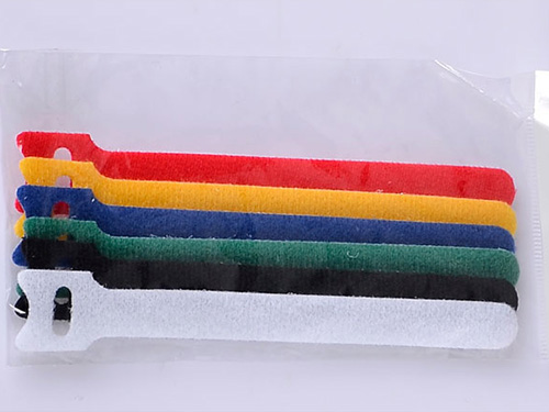 魔術(shù)貼扎帶廠家 產(chǎn)品介紹：背對背型魔術(shù)貼（粘扣帶）/ 魔術(shù)貼綁線帶特性及用途：采用進口膠將魔術(shù)貼毛面與勾面（A+B），進行復(fù)合，使毛勾不在同一面上。用在電線電纜、光纖光纜、玩具、電子電器等。也可按客人要求設(shè)計樣式.或供應(yīng)原材料，自行裁切。還可印刷公司LOGO、網(wǎng)址及廣告促銷信息等。 材質(zhì)： 1、粘扣布背對塑膠勾 2、粘扣布背對普通勾 3、普通毛背對普通勾 4、粘扣布背對蘑菇勾 5、不抓毛背普通勾等； 尺寸：規(guī)格有多種，按客要求生產(chǎn)不同規(guī)格長度，如有需要，可來電索樣。顏色：現(xiàn)有顏色為黑、白、紅、黃、藍、綠等色，特殊顏色量量大可訂做.環(huán)保：本產(chǎn)品依據(jù)《進出口染色紡織品和皮革制品中禁用偶氮染料的檢驗方法》標(biāo)準(zhǔn)進行檢測。不含偶氮及其它23種有害物質(zhì)。符合歐洲ROHS標(biāo)準(zhǔn)。-專業(yè)生產(chǎn)魔術(shù)貼捆綁帶,提供魔術(shù)貼捆綁帶產(chǎn)品圖片了解,找魔術(shù)貼捆綁帶生產(chǎn)廠家深圳市瑞鴻富科技有限公司
