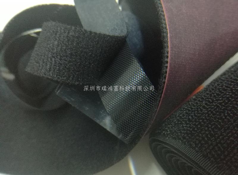 粘扣帶又稱魔術(shù)貼行業(yè)術(shù)語稱子母扣。是箱包服飾上常用的一種連接輔料。它分公母兩面：一面是細(xì)軟的纖維，另一面是帶有勾刺的彈性纖維。公母相扣，在受到一定橫力的情況下，富有彈性的勾被拉直，從絨圈上松掉而打開，然后又恢復(fù)原有的勾型，如此反復(fù)開合可達(dá)一萬次之多。 產(chǎn)品廣泛用于服裝、鞋子、帽子、手套、皮包、沙發(fā)、車船、座墊、航空用品、雨披、窗簾、玩具、睡袋、體育運(yùn)動(dòng)器材、音響器材、醫(yī)療器械、帳篷、小輪車護(hù)套、各類軍工產(chǎn)品、電子電線、充電器、陳列用具等 瑞鴻富科技公司長(zhǎng)期與LENOVO、HP MOTOROLA、SAMSUNG、SONY ERICSSON、SIEMENS、LG等相關(guān)業(yè)務(wù)廠商，長(zhǎng)期以來并一直與其保持良好穩(wěn)定的合作關(guān)系.