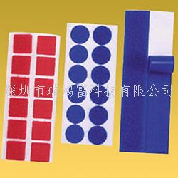 沖型魔術(shù)貼 背膠/沖形魔術(shù)貼背膠魔術(shù)貼可以根據(jù)客人所需貼的產(chǎn)品材料來(lái)配制相應(yīng)的膠水，可以沖壓成為各種規(guī)格和形狀，可用作櫈椅腳的保護(hù)墊，也可保護(hù)高級(jí)音像等家用電的支撐，也可用于雨衣、衣服手袋上面，只需簡(jiǎn)易地揭開(kāi)魔術(shù)貼背面的離形油紙，即可粘貼於各類(lèi)型光滑潔淨(jìng)的物件上，沖形魔術(shù)貼特別適用於紙品、PVC 皮、PP、ABS 上，粘貼後 1 小時(shí)即可達(dá)到 90% 的粘性，方便快捷，沖形魔術(shù)貼用途非常廣。適用于：文具，電腦用品，家庭用品等不易車(chē)縫，不易電壓加工之各種產(chǎn)品-專(zhuān)業(yè)生產(chǎn)沖形魔術(shù)貼不抓毛沖刺魔術(shù)貼,提供不抓毛沖刺魔術(shù)貼產(chǎn)品圖片了解,找不抓毛沖刺魔術(shù)貼生產(chǎn)廠家深圳市瑞鴻富科技有限公司