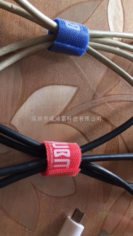 魔術(shù)貼扎帶廠家 產(chǎn)品介紹：背對背型魔術(shù)貼（粘扣帶）/ 魔術(shù)貼綁線帶特性及用途：采用進(jìn)口膠將魔術(shù)貼毛面與勾面（A+B），進(jìn)行復(fù)合，使毛勾不在同一面上。用在電線電纜、光纖光纜、玩具、電子電器等。也可按客人要求設(shè)計(jì)樣式.或供應(yīng)原材料，自行裁切。還可印刷公司LOGO、網(wǎng)址及廣告促銷信息等。 材質(zhì)： 1、粘扣布背對塑膠勾 2、粘扣布背對普通勾 3、普通毛背對普通勾 4、粘扣布背對蘑菇勾 5、不抓毛背普通勾等； 尺寸：規(guī)格有多種，按客要求生產(chǎn)不同規(guī)格長度，如有需要，可來電索樣。顏色：現(xiàn)有顏色為黑、白、紅、黃、藍(lán)、綠等色，特殊顏色量量大可訂做.環(huán)保：本產(chǎn)品依據(jù)《進(jìn)出口染色紡織品和皮革制品中禁用偶氮染料的檢驗(yàn)方法》標(biāo)準(zhǔn)進(jìn)行檢測。不含偶氮及其它23種有害物質(zhì)。符合歐洲ROHS標(biāo)準(zhǔn)。-專業(yè)生產(chǎn)魔術(shù)貼捆綁帶,提供魔術(shù)貼捆綁帶產(chǎn)品圖片了解,找魔術(shù)貼捆綁帶生產(chǎn)廠家深圳市瑞鴻富科技有限公司