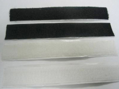 深圳市瑞鴻富科技有限公司耐高溫背膠魔術(shù)貼 背膠自粘魔術(shù)貼耐熱性：在180℃軟化，于215℃-220℃開始熔化。魔術(shù)貼規(guī)格：10mm、16mm、20mm、25mm、30mm、50mm、60mm、80mm、100mm、110mm、130mm等多種規(guī)格 公司專業(yè)魔術(shù)貼背膠加工： 1.背膠自粘魔術(shù)貼打樣時間：1工作日完成 2.背膠魔術(shù)貼后加工內(nèi)容：分條，切片，沖型，排料，PP袋包裝，貼合 3.背膠魔術(shù)貼膠水型號：黃膠，普通膠，耐高溫膠，防水膠，背貼膠，3M膠等 4.背膠魔術(shù)貼應(yīng)用范圍：紙類，塑膠類，五金型等 5.客戶可免費拿樣 詳細(xì)介紹 膠水：常溫膠（熱溶膠）、特粘膠、耐寒膠、耐高溫膠等，所提供的膠水均為環(huán)保膠水 用途：產(chǎn)品廣泛用于服裝鞋帽、手套、皮包、沙發(fā)、車船、座墊、航空用品、塑膠雨披、窗簾、玩具、 睡袋、體育運動器材、音響器材、醫(yī)療器械、帳篷、小輪車護(hù)套以及各類軍工產(chǎn)品、電子電線、充電 器、陳列用具等。適用于家居設(shè)計中無損安裝，也就是說采用這個東西，對于你原來物件的表面，完 全是無損的，當(dāng)你不再需要了，可以用很簡單的辦法去除掉，不留任何的殘漬，也不會損壞你物件的外觀。