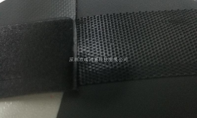 粘扣帶又稱魔術(shù)貼行業(yè)術(shù)語稱子母扣。是箱包服飾上常用的一種連接輔料。它分公母兩面：一面是細(xì)軟的纖維，另一面是帶有勾刺的彈性纖維。公母相扣，在受到一定橫力的情況下，富有彈性的勾被拉直，從絨圈上松掉而打開，然后又恢復(fù)原有的勾型，如此反復(fù)開合可達(dá)一萬次之多。 產(chǎn)品廣泛用于服裝、鞋子、帽子、手套、皮包、沙發(fā)、車船、座墊、航空用品、雨披、窗簾、玩具、睡袋、體育運(yùn)動(dòng)器材、音響器材、醫(yī)療器械、帳篷、小輪車護(hù)套、各類軍工產(chǎn)品、電子電線、充電器、陳列用具等 瑞鴻富科技公司長(zhǎng)期與LENOVO、HP MOTOROLA、SAMSUNG、SONY ERICSSON、SIEMENS、LG等相關(guān)業(yè)務(wù)廠商，長(zhǎng)期以來并一直與其保持良好穩(wěn)定的合作關(guān)系.