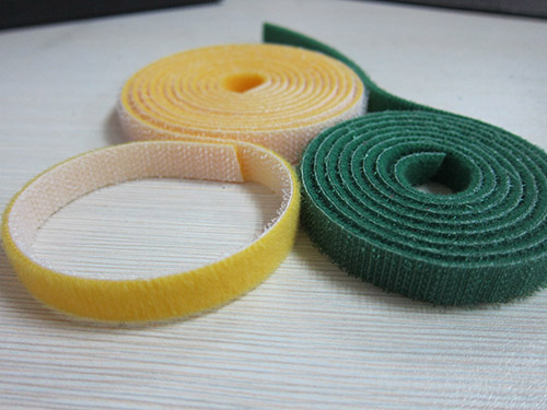 魔術(shù)貼扎帶廠家 產(chǎn)品介紹：背對背型魔術(shù)貼（粘扣帶）/ 魔術(shù)貼綁線帶特性及用途：采用進口膠將魔術(shù)貼毛面與勾面（A+B），進行復(fù)合，使毛勾不在同一面上。用在電線電纜、光纖光纜、玩具、電子電器等。也可按客人要求設(shè)計樣式.或供應(yīng)原材料，自行裁切。還可印刷公司LOGO、網(wǎng)址及廣告促銷信息等。 材質(zhì)： 1、粘扣布背對塑膠勾 2、粘扣布背對普通勾 3、普通毛背對普通勾 4、粘扣布背對蘑菇勾 5、不抓毛背普通勾等； 尺寸：規(guī)格有多種，按客要求生產(chǎn)不同規(guī)格長度，如有需要，可來電索樣。顏色：現(xiàn)有顏色為黑、白、紅、黃、藍、綠等色，特殊顏色量量大可訂做.環(huán)保：本產(chǎn)品依據(jù)《進出口染色紡織品和皮革制品中禁用偶氮染料的檢驗方法》標(biāo)準進行檢測。不含偶氮及其它23種有害物質(zhì)。符合歐洲ROHS標(biāo)準。-專業(yè)生產(chǎn)魔術(shù)貼捆綁帶,提供魔術(shù)貼捆綁帶產(chǎn)品圖片了解,找魔術(shù)貼捆綁帶生產(chǎn)廠家深圳市瑞鴻富科技有限公司