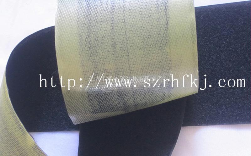 粘扣帶又稱魔術(shù)貼行業(yè)術(shù)語稱子母扣。是箱包服飾上常用的一種連接輔料。它分公母兩面：一面是細(xì)軟的纖維，另一面是帶有勾刺的彈性纖維。公母相扣，在受到一定橫力的情況下，富有彈性的勾被拉直，從絨圈上松掉而打開，然后又恢復(fù)原有的勾型，如此反復(fù)開合可達(dá)一萬次之多。 產(chǎn)品廣泛用于服裝、鞋子、帽子、手套、皮包、沙發(fā)、車船、座墊、航空用品、雨披、窗簾、玩具、睡袋、體育運(yùn)動(dòng)器材、音響器材、醫(yī)療器械、帳篷、小輪車護(hù)套、各類軍工產(chǎn)品、電子電線、充電器、陳列用具等 瑞鴻富科技公司長(zhǎng)期與LENOVO、HP MOTOROLA、SAMSUNG、SONY ERICSSON、SIEMENS、LG等相關(guān)業(yè)務(wù)廠商，長(zhǎng)期以來并一直與其保持良好穩(wěn)定的合作關(guān)系.