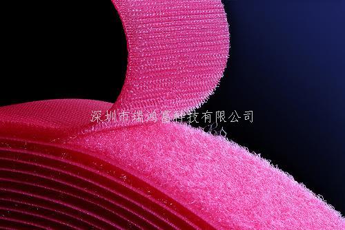 粘扣帶又稱魔術(shù)貼行業(yè)術(shù)語(yǔ)稱子母扣。是箱包服飾上常用的一種連接輔料。它分公母兩面：一面是細(xì)軟的纖維，另一面是帶有勾刺的彈性纖維。公母相扣，在受到一定橫力的情況下，富有彈性的勾被拉直，從絨圈上松掉而打開，然后又恢復(fù)原有的勾型，如此反復(fù)開合可達(dá)一萬(wàn)次之多。 產(chǎn)品廣泛用于服裝、鞋子、帽子、手套、皮包、沙發(fā)、車船、座墊、航空用品、雨披、窗簾、玩具、睡袋、體育運(yùn)動(dòng)器材、音響器材、醫(yī)療器械、帳篷、小輪車護(hù)套、各類軍工產(chǎn)品、電子電線、充電器、陳列用具等 瑞鴻富科技公司長(zhǎng)期與LENOVO、HP MOTOROLA、SAMSUNG、SONY ERICSSON、SIEMENS、LG等相關(guān)業(yè)務(wù)廠商，長(zhǎng)期以來(lái)并一直與其保持良好穩(wěn)定的合作關(guān)系. 。
