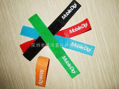 粘扣帶又稱魔術(shù)貼行業(yè)術(shù)語稱子母扣。是箱包服飾上常用的一種連接輔料。它分公母兩面：一面是細(xì)軟的纖維，另一面是帶有勾刺的彈性纖維。公母相扣，在受到一定橫力的情況下，富有彈性的勾被拉直，從絨圈上松掉而打開，然后又恢復(fù)原有的勾型，如此反復(fù)開合可達(dá)一萬次之多。 產(chǎn)品廣泛用于服裝、鞋子、帽子、手套、皮包、沙發(fā)、車船、座墊、航空用品、雨披、窗簾、玩具、睡袋、體育運(yùn)動(dòng)器材、音響器材、醫(yī)療器械、帳篷、小輪車護(hù)套、各類軍工產(chǎn)品、電子電線、充電器、陳列用具等 瑞鴻富科技公司長(zhǎng)期與LENOVO、HP MOTOROLA、SAMSUNG、SONY ERICSSON、SIEMENS、LG等相關(guān)業(yè)務(wù)廠商，長(zhǎng)期以來并一直與其保持良好穩(wěn)定的合作關(guān)系.