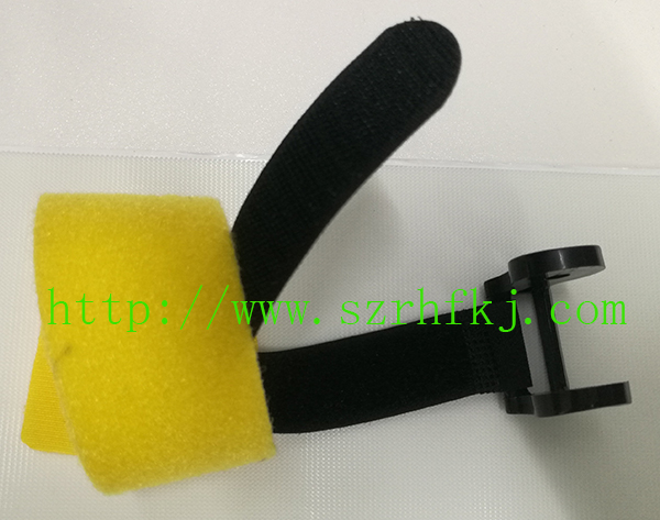深圳市瑞鴻富科技有限公司魔術(shù)貼扎帶廠家 產(chǎn)品介紹：背對背型魔術(shù)貼（粘扣帶）/ 魔術(shù)貼綁線帶特性及用途：采用進口膠將魔術(shù)貼毛面與勾面（A+B），進行復合，使毛勾不在同一面上。用在電線電纜、光纖光纜、玩具、電子電器等。也可按客人要求設(shè)計樣式.或供應(yīng)原材料，自行裁切。還可印刷公司LOGO、網(wǎng)址及廣告促銷信息等。 材質(zhì)： 1、粘扣布背對塑膠勾 2、粘扣布背對普通勾 3、普通毛背對普通勾 4、粘扣布背對蘑菇勾 5、不抓毛背普通勾等； 尺寸：規(guī)格有多種，按客要求生產(chǎn)不同規(guī)格長度，如有需要，可來電索樣。顏色：現(xiàn)有顏色為黑、白、紅、黃、藍、綠等色，特殊顏色量量大可訂做.環(huán)保：本產(chǎn)品依據(jù)《進出口染色紡織品和皮革制品中禁用偶氮染料的檢驗方法》標準進行檢測。不含偶氮及其它23種有害物質(zhì)。符合歐洲ROHS標準。-專業(yè)生產(chǎn)魔術(shù)貼捆綁帶,提供魔術(shù)貼捆綁帶產(chǎn)品圖片了解,魔術(shù)貼捆綁帶生產(chǎn)廠家