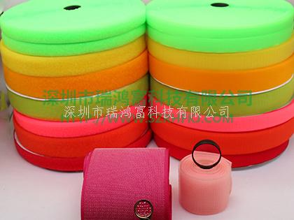 粘扣帶又稱魔術貼行業(yè)術語稱子母扣。是箱包服飾上常用的一種連接輔料。它分公母兩面：一面是細軟的纖維，另一面是帶有勾刺的彈性纖維。公母相扣，在受到一定橫力的情況下，富有彈性的勾被拉直，從絨圈上松掉而打開，然后又恢復原有的勾型，如此反復開合可達一萬次之多。 產品廣泛用于服裝、鞋子、帽子、手套、皮包、沙發(fā)、車船、座墊、航空用品、雨披、窗簾、玩具、睡袋、體育運動器材、音響器材、醫(yī)療器械、帳篷、小輪車護套、各類軍工產品、電子電線、充電器、陳列用具等 瑞鴻富科技公司長期與LENOVO、HP MOTOROLA、SAMSUNG、SONY ERICSSON、SIEMENS、LG等相關業(yè)務廠商，長期以來并一直與其保持良好穩(wěn)定的合作關系. 。 深圳市瑞鴻富科技有限公司是集于生產研發(fā)尼龍粘扣帶魔術貼，射出勾魔術貼，蘑菇頭魔術貼，細軟勾魔術貼，勾毛同體魔術貼，不抓毛魔術貼，發(fā)卷帶魔術貼，高周波電壓魔術貼，阻燃型防火魔術貼，背靠背粘扣魔術貼捆綁扎帶，背膠沖型魔術貼，松緊彈力魔術貼,, 3M魔術貼，魔術布/ OK布，注塑袖口魔術貼，3D VR眼鏡頭帶，運動器材魔術貼，醫(yī)用魔術貼，數(shù)據(jù)線收納皮扣，研磨片魔術貼，特殊魔術貼等產品為粘扣捆綁扎帶提供好的解決方案定制加工的大型廠家之一