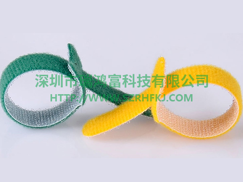 深圳市瑞鴻富科技有限公司魔術(shù)貼扎帶廠家 產(chǎn)品介紹：背對背型魔術(shù)貼（粘扣帶）/ 魔術(shù)貼綁線帶特性及用途：采用進(jìn)口膠將魔術(shù)貼毛面與勾面（A+B），進(jìn)行復(fù)合，使毛勾不在同一面上。用在電線電纜、光纖光纜、玩具、電子電器等。也可按客人要求設(shè)計樣式.或供應(yīng)原材料，自行裁切。還可印刷公司LOGO、網(wǎng)址及廣告促銷信息等。 材質(zhì)： 1、粘扣布背對塑膠勾 2、粘扣布背對普通勾 3、普通毛背對普通勾 4、粘扣布背對蘑菇勾 5、不抓毛背普通勾等； 尺寸：規(guī)格有多種，按客要求生產(chǎn)不同規(guī)格長度，如有需要，可來電索樣。顏色：現(xiàn)有顏色為黑、白、紅、黃、藍(lán)、綠等色，特殊顏色量量大可訂做.環(huán)保：本產(chǎn)品依據(jù)《進(jìn)出口染色紡織品和皮革制品中禁用偶氮染料的檢驗(yàn)方法》標(biāo)準(zhǔn)進(jìn)行檢測。不含偶氮及其它23種有害物質(zhì)。符合歐洲ROHS標(biāo)準(zhǔn)。-專業(yè)生產(chǎn)魔術(shù)貼捆綁帶,提供魔術(shù)貼捆綁帶產(chǎn)品圖片了解,魔術(shù)貼捆綁帶生產(chǎn)廠家