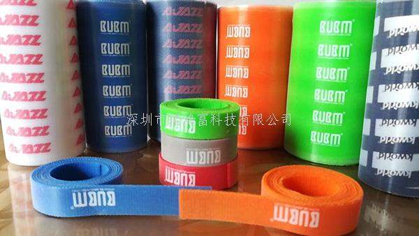 魔術(shù)貼扎帶廠家 產(chǎn)品介紹：背對背型魔術(shù)貼（粘扣帶）/ 魔術(shù)貼綁線帶特性及用途：采用進(jìn)口膠將魔術(shù)貼毛面與勾面（A+B），進(jìn)行復(fù)合，使毛勾不在同一面上。用在電線電纜、光纖光纜、玩具、電子電器等。也可按客人要求設(shè)計(jì)樣式.或供應(yīng)原材料，自行裁切。還可印刷公司LOGO、網(wǎng)址及廣告促銷信息等。 材質(zhì)： 1、粘扣布背對塑膠勾 2、粘扣布背對普通勾 3、普通毛背對普通勾 4、粘扣布背對蘑菇勾 5、不抓毛背普通勾等； 尺寸：規(guī)格有多種，按客要求生產(chǎn)不同規(guī)格長度，如有需要，可來電索樣。顏色：現(xiàn)有顏色為黑、白、紅、黃、藍(lán)、綠等色，特殊顏色量量大可訂做.環(huán)保：本產(chǎn)品依據(jù)《進(jìn)出口染色紡織品和皮革制品中禁用偶氮染料的檢驗(yàn)方法》標(biāo)準(zhǔn)進(jìn)行檢測。不含偶氮及其它23種有害物質(zhì)。符合歐洲ROHS標(biāo)準(zhǔn)。-專業(yè)生產(chǎn)魔術(shù)貼捆綁帶,提供魔術(shù)貼捆綁帶產(chǎn)品圖片了解,找魔術(shù)貼捆綁帶生產(chǎn)廠家深圳市瑞鴻富科技有限公司