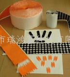 沖型魔術(shù)貼 背膠/沖形魔術(shù)貼背膠魔術(shù)貼可以根據(jù)客人所需貼的產(chǎn)品材料來配制相應(yīng)的膠水，可以沖壓成為各種規(guī)格和形狀，可用作櫈椅腳的保護(hù)墊，也可保護(hù)高級音像等家用電的支撐，也可用于雨衣、衣服手袋上面，只需簡易地揭開魔術(shù)貼背面的離形油紙，即可粘貼於各類型光滑潔淨(jìng)的物件上，沖形魔術(shù)貼特別適用於紙品、PVC 皮、PP、ABS 上，粘貼後 1 小時即可達(dá)到 90% 的粘性，方便快捷，沖形魔術(shù)貼用途非常廣。適用于：文具，電腦用品，家庭用品等不易車縫，不易電壓加工之各種產(chǎn)品-專業(yè)生產(chǎn)沖形魔術(shù)貼不抓毛沖刺魔術(shù)貼,提供不抓毛沖刺魔術(shù)貼產(chǎn)品圖片了解,找不抓毛沖刺魔術(shù)貼生產(chǎn)廠家深圳市瑞鴻富科技有限公司