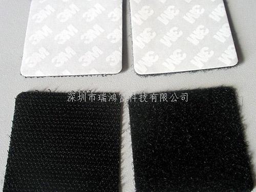 沖型魔術(shù)貼 背膠/沖形魔術(shù)貼背膠魔術(shù)貼可以根據(jù)客人所需貼的產(chǎn)品材料來(lái)配制相應(yīng)的膠水，可以沖壓成為各種規(guī)格和形狀，可用作櫈椅腳的保護(hù)墊，也可保護(hù)高級(jí)音像等家用電的支撐，也可用于雨衣、衣服手袋上面，只需簡(jiǎn)易地揭開(kāi)魔術(shù)貼背面的離形油紙，即可粘貼於各類(lèi)型光滑潔淨(jìng)的物件上，沖形魔術(shù)貼特別適用於紙品、PVC 皮、PP、ABS 上，粘貼後 1 小時(shí)即可達(dá)到 90% 的粘性，方便快捷，沖形魔術(shù)貼用途非常廣。適用于：文具，電腦用品，家庭用品等不易車(chē)縫，不易電壓加工之各種產(chǎn)品-專(zhuān)業(yè)生產(chǎn)沖形魔術(shù)貼不抓毛沖刺魔術(shù)貼,提供不抓毛沖刺魔術(shù)貼產(chǎn)品圖片了解,找不抓毛沖刺魔術(shù)貼生產(chǎn)廠家深圳市瑞鴻富科技有限公司