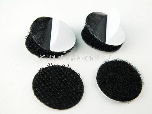 沖型魔術(shù)貼 背膠/沖形魔術(shù)貼背膠魔術(shù)貼可以根據(jù)客人所需貼的產(chǎn)品材料來(lái)配制相應(yīng)的膠水，可以沖壓成為各種規(guī)格和形狀，可用作櫈椅腳的保護(hù)墊，也可保護(hù)高級(jí)音像等家用電的支撐，也可用于雨衣、衣服手袋上面，只需簡(jiǎn)易地揭開(kāi)魔術(shù)貼背面的離形油紙，即可粘貼於各類(lèi)型光滑潔淨(jìng)的物件上，沖形魔術(shù)貼特別適用於紙品、PVC 皮、PP、ABS 上，粘貼後 1 小時(shí)即可達(dá)到 90% 的粘性，方便快捷，沖形魔術(shù)貼用途非常廣。適用于：文具，電腦用品，家庭用品等不易車(chē)縫，不易電壓加工之各種產(chǎn)品-專(zhuān)業(yè)生產(chǎn)沖形魔術(shù)貼不抓毛沖刺魔術(shù)貼,提供不抓毛沖刺魔術(shù)貼產(chǎn)品圖片了解,找不抓毛沖刺魔術(shù)貼生產(chǎn)廠家深圳市瑞鴻富科技有限公司