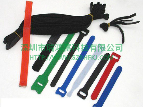 深圳市瑞鴻富科技有限公司魔術(shù)貼扎帶廠家 產(chǎn)品介紹：背對背型魔術(shù)貼（粘扣帶）/ 魔術(shù)貼綁線帶特性及用途：采用進(jìn)口膠將魔術(shù)貼毛面與勾面（A+B），進(jìn)行復(fù)合，使毛勾不在同一面上。用在電線電纜、光纖光纜、玩具、電子電器等。也可按客人要求設(shè)計(jì)樣式.或供應(yīng)原材料，自行裁切。還可印刷公司LOGO、網(wǎng)址及廣告促銷信息等。 材質(zhì)： 1、粘扣布背對塑膠勾 2、粘扣布背對普通勾 3、普通毛背對普通勾 4、粘扣布背對蘑菇勾 5、不抓毛背普通勾等； 尺寸：規(guī)格有多種，按客要求生產(chǎn)不同規(guī)格長度，如有需要，可來電索樣。顏色：現(xiàn)有顏色為黑、白、紅、黃、藍(lán)、綠等色，特殊顏色量量大可訂做.環(huán)保：本產(chǎn)品依據(jù)《進(jìn)出口染色紡織品和皮革制品中禁用偶氮染料的檢驗(yàn)方法》標(biāo)準(zhǔn)進(jìn)行檢測。不含偶氮及其它23種有害物質(zhì)。符合歐洲ROHS標(biāo)準(zhǔn)。-專業(yè)生產(chǎn)魔術(shù)貼捆綁帶,提供魔術(shù)貼捆綁帶產(chǎn)品圖片了解,魔術(shù)貼捆綁帶生產(chǎn)廠家