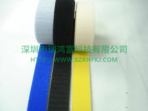 深圳市瑞鴻富科技有限公司魔術(shù)貼扎帶廠家 產(chǎn)品介紹：背對背型魔術(shù)貼（粘扣帶）/ 魔術(shù)貼綁線帶特性及用途：采用進(jìn)口膠將魔術(shù)貼毛面與勾面（A+B），進(jìn)行復(fù)合，使毛勾不在同一面上。用在電線電纜、光纖光纜、玩具、電子電器等。也可按客人要求設(shè)計樣式.或供應(yīng)原材料，自行裁切。還可印刷公司LOGO、網(wǎng)址及廣告促銷信息等。 材質(zhì)： 1、粘扣布背對塑膠勾 2、粘扣布背對普通勾 3、普通毛背對普通勾 4、粘扣布背對蘑菇勾 5、不抓毛背普通勾等； 尺寸：規(guī)格有多種，按客要求生產(chǎn)不同規(guī)格長度，如有需要，可來電索樣。顏色：現(xiàn)有顏色為黑、白、紅、黃、藍(lán)、綠等色，特殊顏色量量大可訂做.環(huán)保：本產(chǎn)品依據(jù)《進(jìn)出口染色紡織品和皮革制品中禁用偶氮染料的檢驗(yàn)方法》標(biāo)準(zhǔn)進(jìn)行檢測。不含偶氮及其它23種有害物質(zhì)。符合歐洲ROHS標(biāo)準(zhǔn)。-專業(yè)生產(chǎn)魔術(shù)貼捆綁帶,提供魔術(shù)貼捆綁帶產(chǎn)品圖片了解,魔術(shù)貼捆綁帶生產(chǎn)廠家