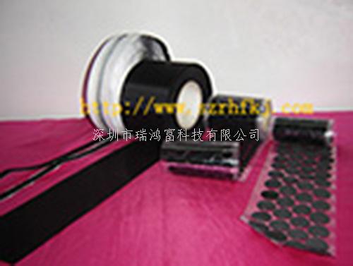 沖型魔術(shù)貼 背膠/沖形魔術(shù)貼背膠魔術(shù)貼可以根據(jù)客人所需貼的產(chǎn)品材料來(lái)配制相應(yīng)的膠水，可以沖壓成為各種規(guī)格和形狀，可用作櫈椅腳的保護(hù)墊，也可保護(hù)高級(jí)音像等家用電的支撐，也可用于雨衣、衣服手袋上面，只需簡(jiǎn)易地揭開(kāi)魔術(shù)貼背面的離形油紙，即可粘貼於各類(lèi)型光滑潔淨(jìng)的物件上，沖形魔術(shù)貼特別適用於紙品、PVC 皮、PP、ABS 上，粘貼後 1 小時(shí)即可達(dá)到 90% 的粘性，方便快捷，沖形魔術(shù)貼用途非常廣。適用于：文具，電腦用品，家庭用品等不易車(chē)縫，不易電壓加工之各種產(chǎn)品-專(zhuān)業(yè)生產(chǎn)沖形魔術(shù)貼不抓毛沖刺魔術(shù)貼,提供不抓毛沖刺魔術(shù)貼產(chǎn)品圖片了解,找不抓毛沖刺魔術(shù)貼生產(chǎn)廠家深圳市瑞鴻富科技有限公司